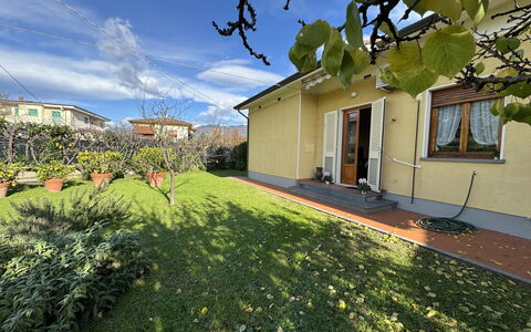 Villa Lory: Hus, Busk, Boligområde, Hjem, Have, Bunddække, Lawn, Gård, Backyard, Landscaping