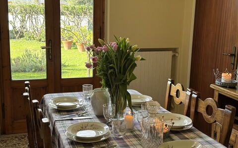 Villa Lory: Møbel, Bordservice, Bord, Indretning, Stol, Spisestue, Træ, Køkken & Spisebord, Dug, Serveware