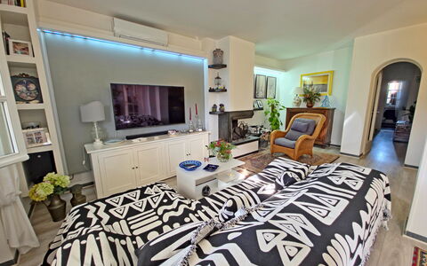 I Cipressi: Møbel, Indretning, Gulvbelægning, Couch, Etage, Værelse, Træ, Loft, Stue, Lejlighed