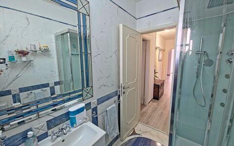 I Cipressi: Gulvbelægning, Etage, Indretning, Sanitærarmatur, Værelse, Vvs, Badeværelse, Loft, Tap, Håndvask