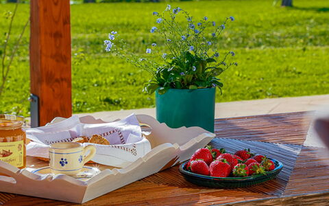 Villa Lodolaio: Bordservice, Mad, Bord, Serveware, Drinkware, Møbel, Kop, Frugt, Tallerkner