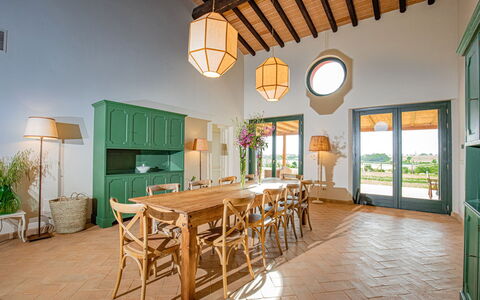 Villa Lodolaio: Møbel, Indretning, Loft, Bord, Gulvbelægning, Køkken & Spisebord, Stol, Spisestue, Lysarmatur, Lysekrone