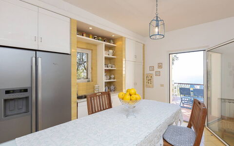 La Terrazza sul Mare: Møbel, Gulvbelægning, Indretning, Træ, Etage, Loft, Køkken, Køkken & Spisebord, Spisestue, Stol