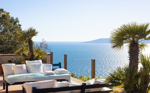 La Terrazza sul Mare: Blå, Møbel, Udendørs Møbler, Hav, Stol, Coastal Og Oceaniske Landskabsformer, Skygge, Ocean, Udvej, Kyst