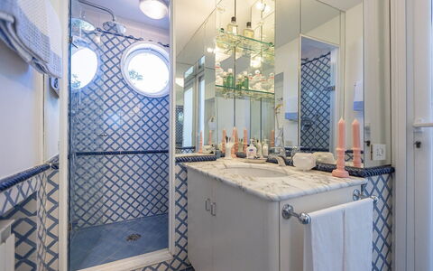 La Terrazza sul Mare: Blå, Væg, Indretning, Sanitærarmatur, Badeværelse, Gulvbelægning, Belysning, Spejl, Etage, Flise