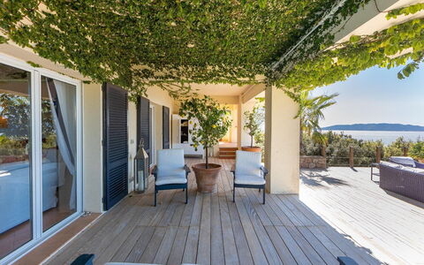 La Terrazza sul Mare: Skygge, Udvej, Eco Hotel, Veranda, Udendørs Møbler, Altan, Tropics, Stol, Villa, Dæk