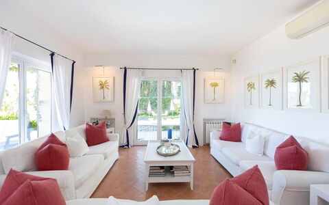 La Terrazza sul Mare: Møbel, Indretning, Couch, Gulvbelægning, Etage, Stue, Bord, Loft, Hjem, Værelse