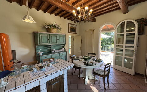 Casa Mia: Møbel, Indretning, Gulvbelægning, Træ, Køkken, Etage, Cabinetry, Countertop, Stol, Bord