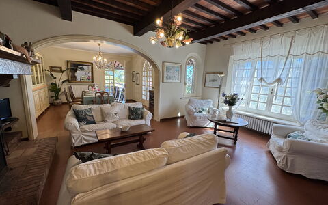 Casa Mia: Møbel, Indretning, Couch, Gulvbelægning, Loft, Træ, Etage, Stue, Bord, Værelse