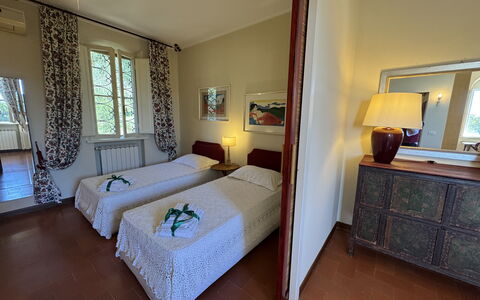 Casa Mia: Møbel, Etage, Gulvbelægning, Værelse, Seng, Bejdse, Soveværelse, Sengetøj, Hårdttræ, Billedramme