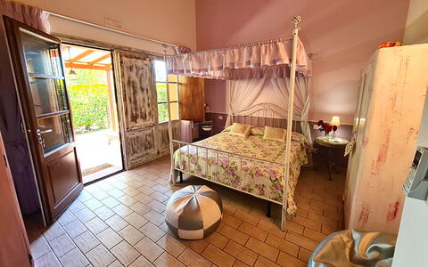 Suite Orchidea Seaside and Pool: Møbel, Indretning, Bord, Sengetøj, Gulvbelægning, Etage, Stol, Seng, Soveværelse, Værelse