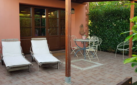 Suite Orchidea Seaside and Pool: Møbel, Udendørs Møbler, Skygge, Stol, Bejdse, Have, Blomsterkrukke, Backyard, Udendørs Struktur, Udendørs Bord