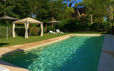 Appartamento Girasole Seaside and Pool: Svømmepøl, Udvej, Skygge, Backyard, Have, Eco Hotel, Fritid, Landscaping, Hacienda, Water Feature