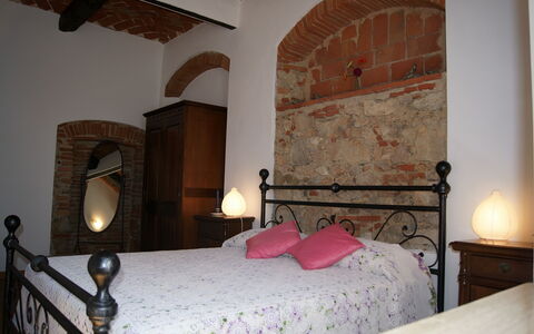 Appartamento Lavanda Seaside and Pool: Væg, Møbel, Soveværelse, Seng, Indretning, Sengetøj, Sengetøj, Loft, Bed Frame, Værelse