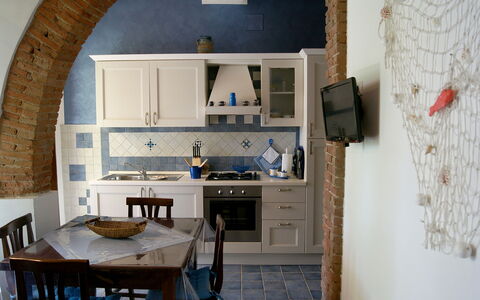 Appartamento Lavanda Seaside and Pool: Møbel, Indretning, Væg, Gulvbelægning, Træ, Køkken, Etage, Værelse, Køkken & Spisebord, Stol