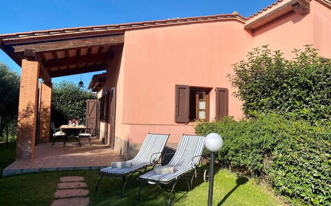 Appartamento Papavero Seaside and Pool: Hjem, Hus, Boligområde, Tag, Dør, Skygge, Stuehus, Sommerhus, Have, Udendørs Møbler