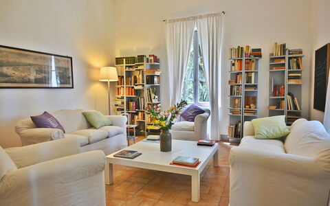 Casale Il Rondò, Private Pool, Città della Pieve: Møbel, Indretning, Gulvbelægning, Væg, Couch, Etage, Træ, Stue, Reol, Værelse