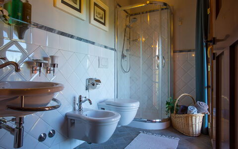 Villa Peccioli: Sanitærarmatur, Gulvbelægning, Indretning, Tap, Etage, Vvs, Badeværelse, Badeværelsesvask, Håndvask, Lysarmatur