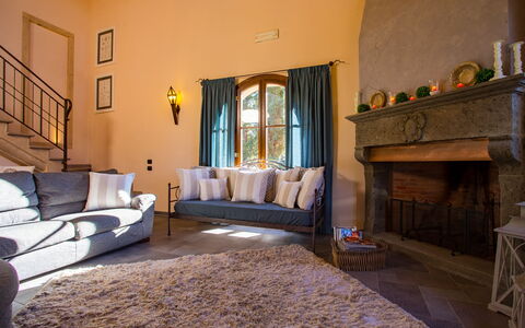 Villa Peccioli: Møbel, Indretning, Couch, Væg, Gulvbelægning, Etage, Stue, Textile, Værelse, Belysning