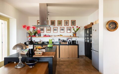 Villa Armonia: Møbel, Køkken, Indretning, Countertop, Gulvbelægning, Træ, Køkken Apparat, Cabinetry, Etage, Belysning