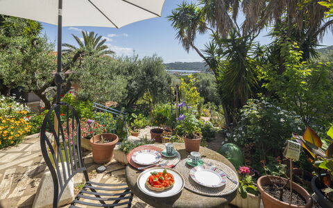 La Torre sul Ponte, Seaview, Garden: Vegetationen, Blomsterkrukke, Busk, Have, Plantesamfund, Stueplante, Landscaping, Udendørs Møbler, Udvej