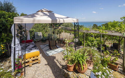 La Torre sul Ponte, Seaview, Garden: Møbel, Udendørs Møbler, Stol, Have, Blomsterkrukke, Udendørs Bord, Skygge, Udendørs Struktur, Gårdhave