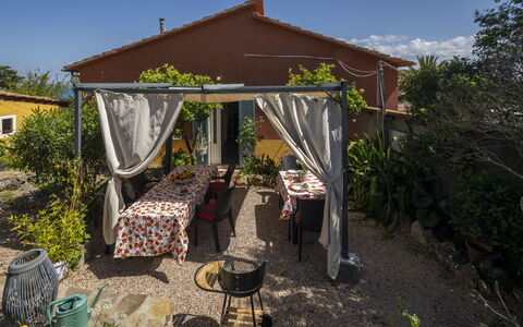 La Torre sul Ponte, Seaview, Garden: Møbel, Stol, Bord, Udendørs Møbler, Skygge, Backyard, Blomsterkrukke, Udendørs Bord, Have, Gårdhave