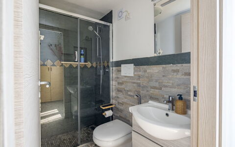 La Torre sul Ponte, Seaview, Garden: Sanitærarmatur, Badeværelse, Badeværelsesvask, Gulvbelægning, Håndvask, Etage, Indretning, Tap, Spejl, Toilet