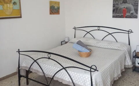 La Torre sul Ponte, Seaview, Garden: Seng, Soveværelse, Etage, Sengetøj, Gulvbelægning, Bed Frame, Møbel, Sengetøj, Indretning, Værelse