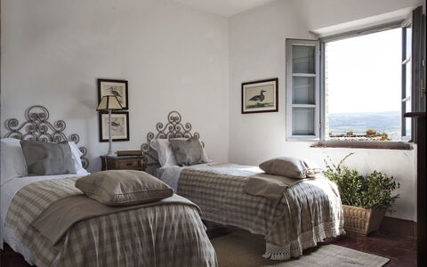 Podere Sangiovese, Pool and View in Chianti: Soveværelse, Møbel, Seng, Sengetøj, Sengetøj, Sengetøj, Bed Frame, Hjem, Pude, Værelse