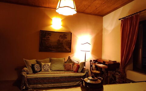 Villa Luce San Miniato: Møbel, Indretning, Væg, Loft, Belysning, Gulvbelægning, Etage, Værelse, Lysarmatur, Brun