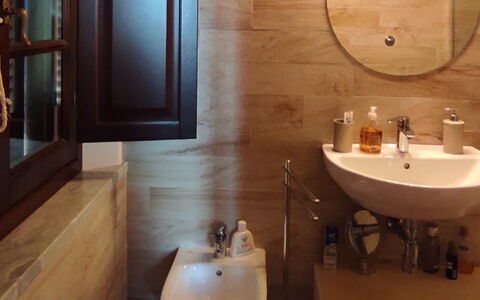 Villa Luce San Miniato: Badeværelse, Badeværelsesvask, Sanitærarmatur, Håndvask, Gulvbelægning, Væg, Etage, Indretning, Toiletbræt, Spejl