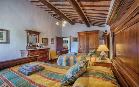 Medieval Castle Living: Vineyards, Swimming Pool &: Møbel, Seng, Soveværelse, Indretning, Loft, Værelse, Sengetøj, Sengetøj, Bed Frame, Gulvbelægning