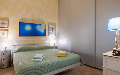 Stella Marina Apartment with Pool, Porto Santo Ste: Møbel, Seng, Indretning, Soveværelse, Etage, Væg, Gulvbelægning, Sengetøj, Sengetøj, Værelse