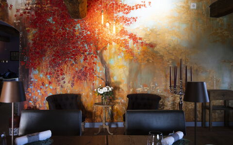 Le Tre Virtù Luxury Relais, Private Pool, Mugello: Møbel, Indretning, Orange, Belysning, Stol, Lysarmatur, Værelse, Loft, Naturmateriale, Stue