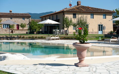 Le Tre Virtù Luxury Relais, Private Pool, Mugello: Svømmepøl, Udendørs Møbler, Paraply, Estate, Udvej, Hacienda, Stol, Skygge, Villa, Gårdsplads