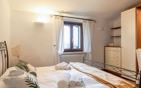 Casa Miramonti: Seng, Møbel, Soveværelse, Indretning, Sengetøj, Sengetøj, Væg, Etage, Træ, Gulvbelægning