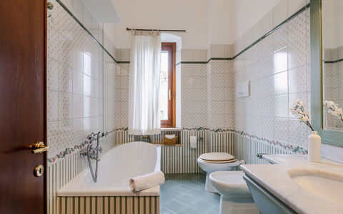 Casa Miramonti: Gulvbelægning, Sanitærarmatur, Indretning, Tap, Etage, Håndvask, Vvs, Badeværelse, Badeværelsesvask, Flise