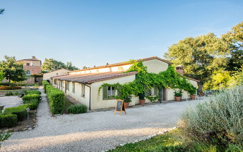 Cignella Resort: Bygning, Hus, Facade, Busk, Arkitektur, Tag, Boligområde, Hjem, Estate