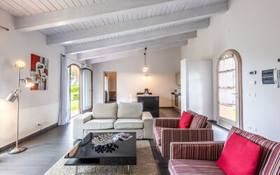 Villino Basilico: Møbel, Indretning, Gulvbelægning, Couch, Væg, Etage, Værelse, Loft, Træ, Stue