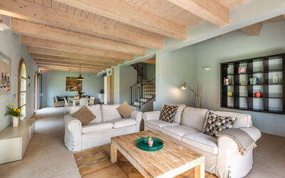 Chalet Superior Azzurro: Møbel, Indretning, Gulvbelægning, Couch, Etage, Træ, Loft, Værelse, Bord, Stue