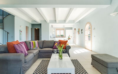 Villa Cielo: Møbel, Indretning, Gulvbelægning, Couch, Etage, Væg, Træ, Loft, Stue, Værelse