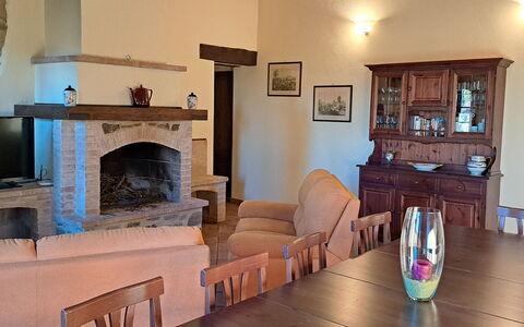 Podere Peteglia: Møbel, Indretning, Gulvbelægning, Værelse, Bord, Stol, Etage, Loft, Stue, Køkken & Spisebord