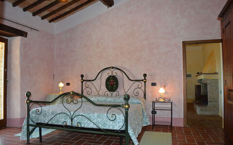 Agriturismo Bellavista, Private Pool, Val D'Orcia: Gulvbelægning, Etage, Møbel, Soveværelse, Bed Frame, Seng, Lampe, Lysarmatur, Sengetøj, Stueplante