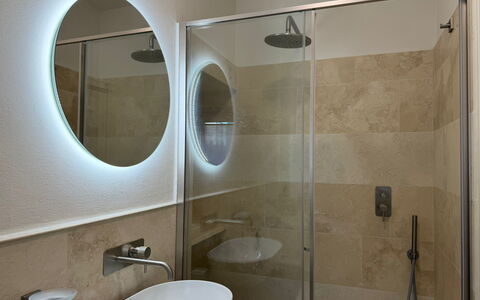 Casa Amandoli: Badeværelse, Indretning, Sanitærarmatur, Væg, Gulvbelægning, Badeværelsesvask, Spejl, Etage, Vvs, Håndvask