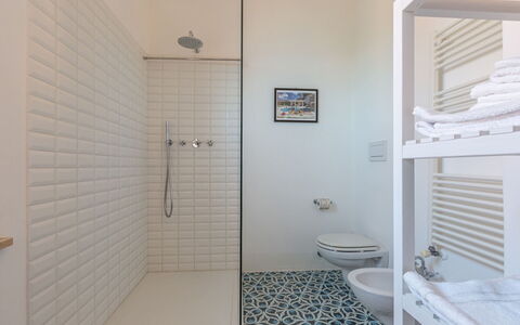 Villa Fior di Roccia: Gulvbelægning, Væg, Etage, Indretning, Badeværelse, Sanitærarmatur, Flise, Kompositmateriale, Værelse, Loft