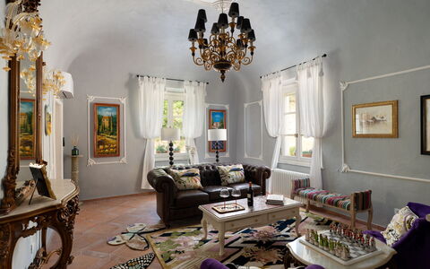 Villa Elisa: Møbel, Indretning, Stol, Væg, Gulvbelægning, Bord, Stue, Loft, Couch, Lysarmatur