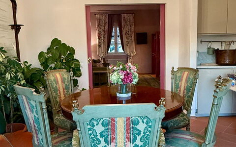 Villa Elisa: Møbel, Indretning, Spisestue, Træ, Bord, Stol, Gulvbelægning, Etage, Køkken & Spisebord, Belysning