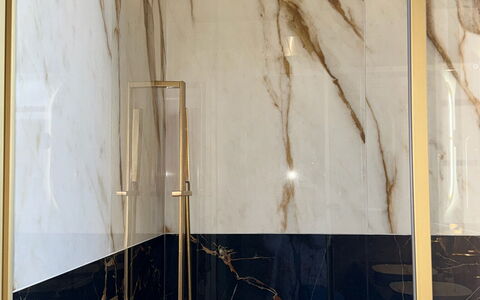 Villa Elisa: Gulvbelægning, Flise, Etage, Sanitærarmatur, Lysarmatur, Vvs, Spejl, Marmor, Badeværelse