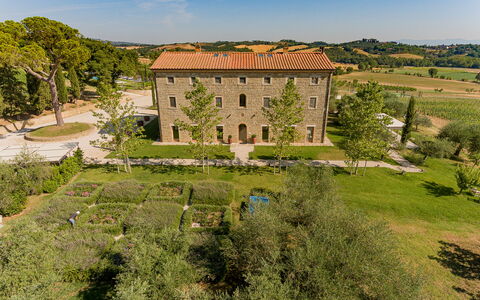 Poggio Mori 20: Græs, Landskab, Busk, Land Lot, Estate, Have, Plantation, Landscaping, Lawn, Mansion